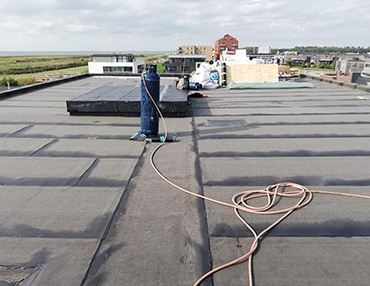 bitumen dakbedekking renoveren door dakdekker